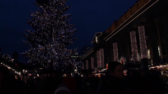 Weihnachtsmarkt bei Nacht in Stuttgart