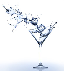Martiniglas mit Splash vor Weiss