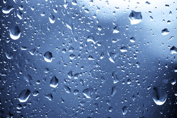 Regentropfen an einer Glasscheibe