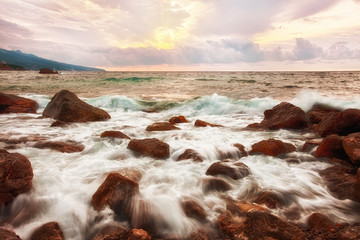 Obraz premium Big boulders and sea waves at sunrise
