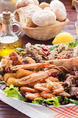 Fritto misto di crostacei e molluschi nel piatto
