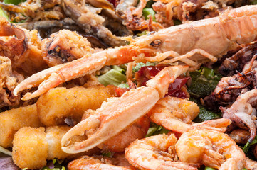 Fritto misto di crostacei e molluschi nel piatto