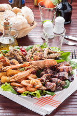 Fritto misto di crostacei e molluschi nel piatto