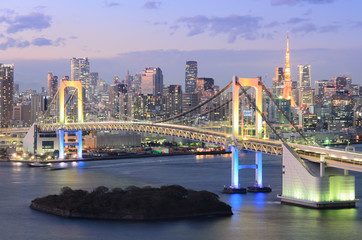 Fototapety  Widok na Zatokę Tokijską, Tęczowy Most i Wieżę Tokijską
