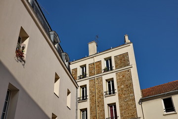 Fototapeta na wymiar Façades de maisons. Rue au soleil. Ciel bleu