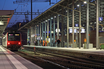 bahnhof bei nacht in olten