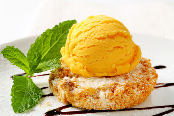 Cornmeal and almond cookie with ice cream