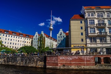 Fototapeta na wymiar Fernsehturm ragt über Wohnhäuser in Berlin