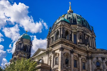 Berliner Dom unter weiß-blauem Himmel © Andy Ilmberger