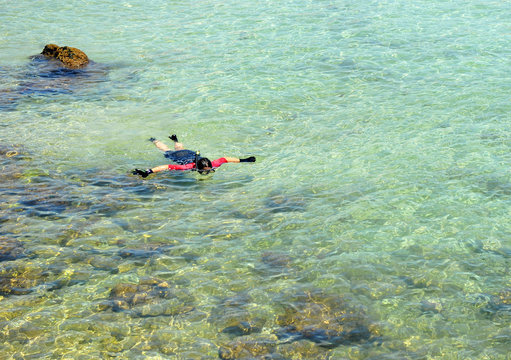 Buceador en la playa de Bolonia, Tarifa, C&aacute;diz, Espa&ntilde;a