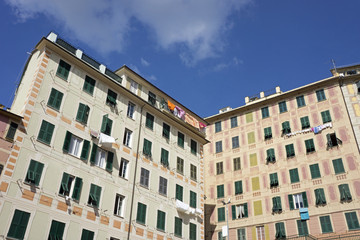 Fassade eines traditionellen Wohngebäudes in Camogli, Ligurien,