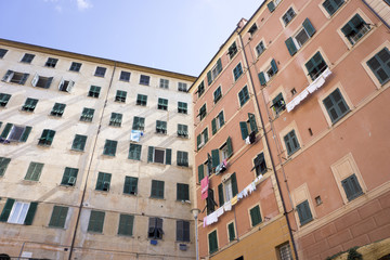 Fassade eines traditionellen Wohngebäudes in Camogli, Ligurien,