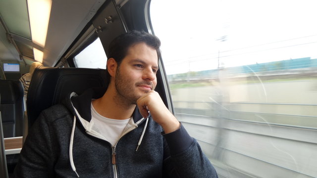 Mann f&auml;hrt Eisenbahn