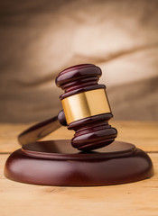 Obraz premium judge gavel on table