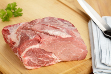 Frischer Schweinenacken auf Holzbrett