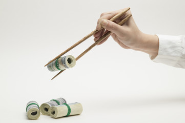 The hands of the women grabbed a wad with chopsticks