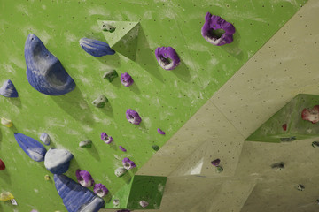 Kletterwand mit Klettergriffen beim bouldern