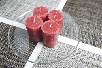 Minimalistischer Adventskranz, vier Kerzen auf Glasteller