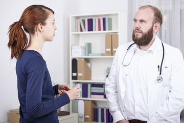 Obraz premium Patientin in der Sprechstunde beim Arzt