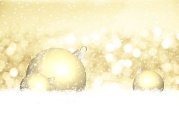 Goldene Kugeln liegen im weihnachtlichen Schnee