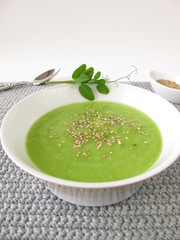 Erbsensuppe mit gerösteten Sesam
