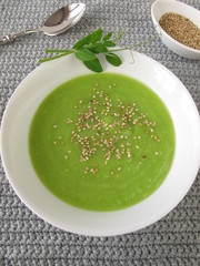 Erbsensuppe mit gerösteten Sesam
