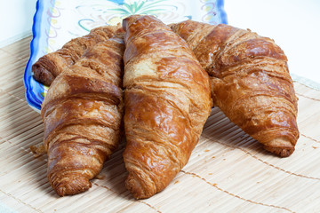 Croissants dans un présentoir
