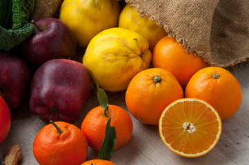 Insieme di frutta invernale su un tavolo