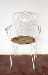Vieja silla de jardín abandonada, vintage