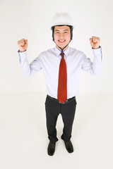 스튜디오 안의 정장 입은 비즈니스맨과 비즈니스 우먼