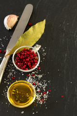 pink pepper with leaf bay, oil and garlic