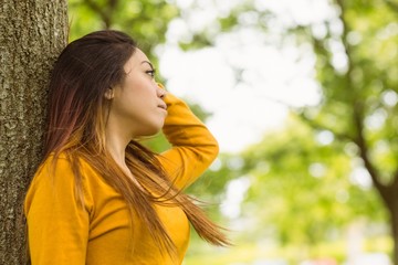 Naklejka premium Beautiful young woman standing against