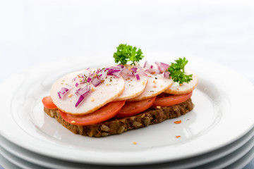 Hähnchenbrust auf Brot