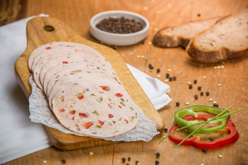 Paprika Lyoner mit Holzbrett Rustikal