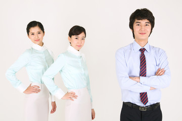 스튜디오 안의 웃고 있는 스튜어디스