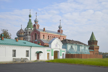 Fototapeta na wymiar У входа в Староладожский Никольский мужской монастырь