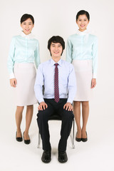 스튜디오 안의 웃고 있는 스튜어디스