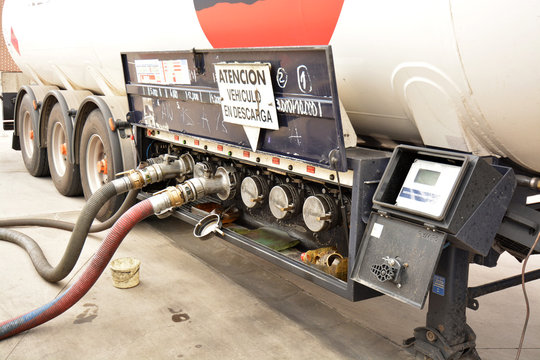 descarga de un deposito de gasolina