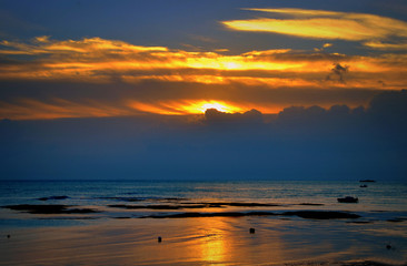 Fototapeta na wymiar reflet du lever soleil sur la mer