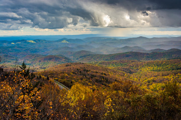 Naklejka premium Autumn view from Rough Ridge, near the Blue Ridge Parkway in Nor