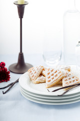 frisch gebackene herzwaffeln mit puderzucker