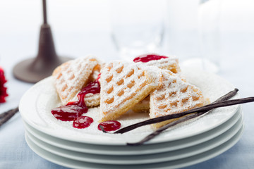 frisch gebackene herzwaffeln mit puderzucker