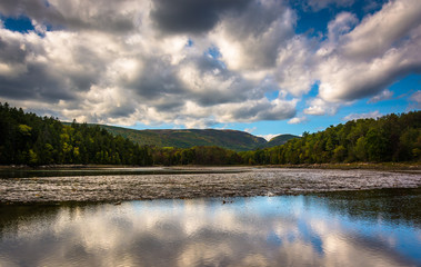Obraz na płótnie Canvas Clouds and mountains reflecting in Otter Cove at Acadia National