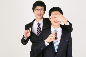 스튜디오 안에서 카드 게임 하는 비즈니스 맨