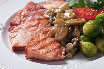 Grilled ham slices with mushroom sauce