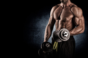 Closeup of a muscular young man lifting weights - obrazy, fototapety, plakaty