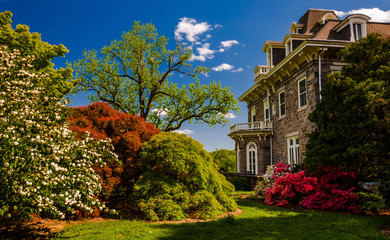 Fototapeta na wymiar Colorful trees and bushes behind the mansion at Cylburn Arboretu