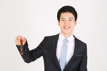 스튜디오 안에서 체스 게임 하는 비즈니스맨