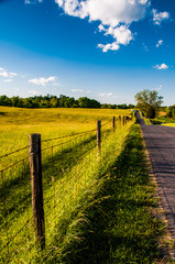 Fototapeta na wymiar Fence and farm field along a road in Antietam National Battlefie