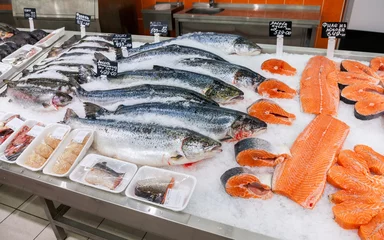Fotobehang Vis Rauwe vis klaar voor verkoop in de supermarkt